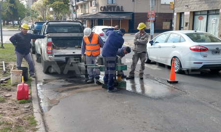 Una empresa contratista analiza el hundimiento del pavimento en una zona altamente transitada. Una empresa contratista analiza el hundimiento del pavimento en una zona altamente transitada.