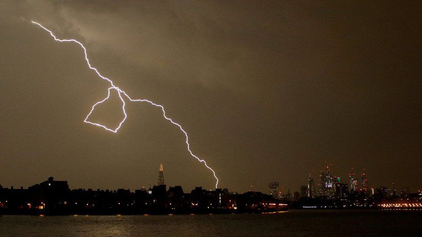 La “madre de todas las tormentas” deja en el Reino Unido hasta 20.000 rayos en una noche