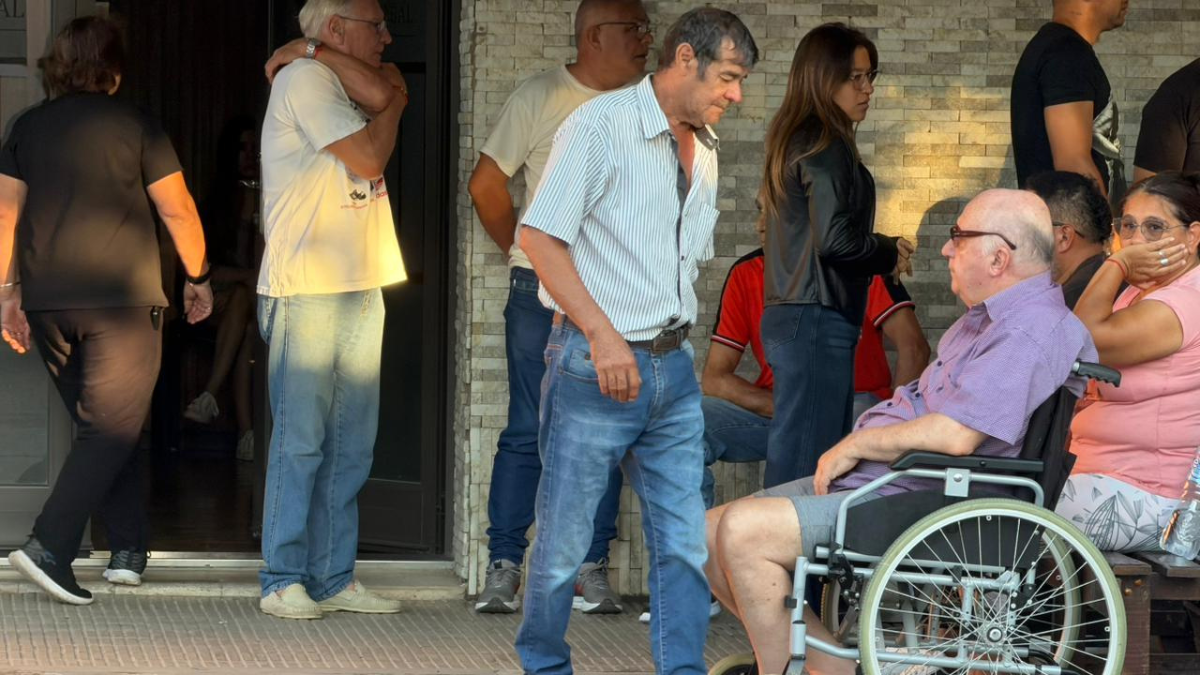 El último adiós a Ian: familiares y amigos se concentran en la sala velatoria en medio de un clima de absoluta tristeza. El último adiós a Ian: familiares y amigos se concentran en la sala velatoria en medio de un clima de absoluta tristeza.