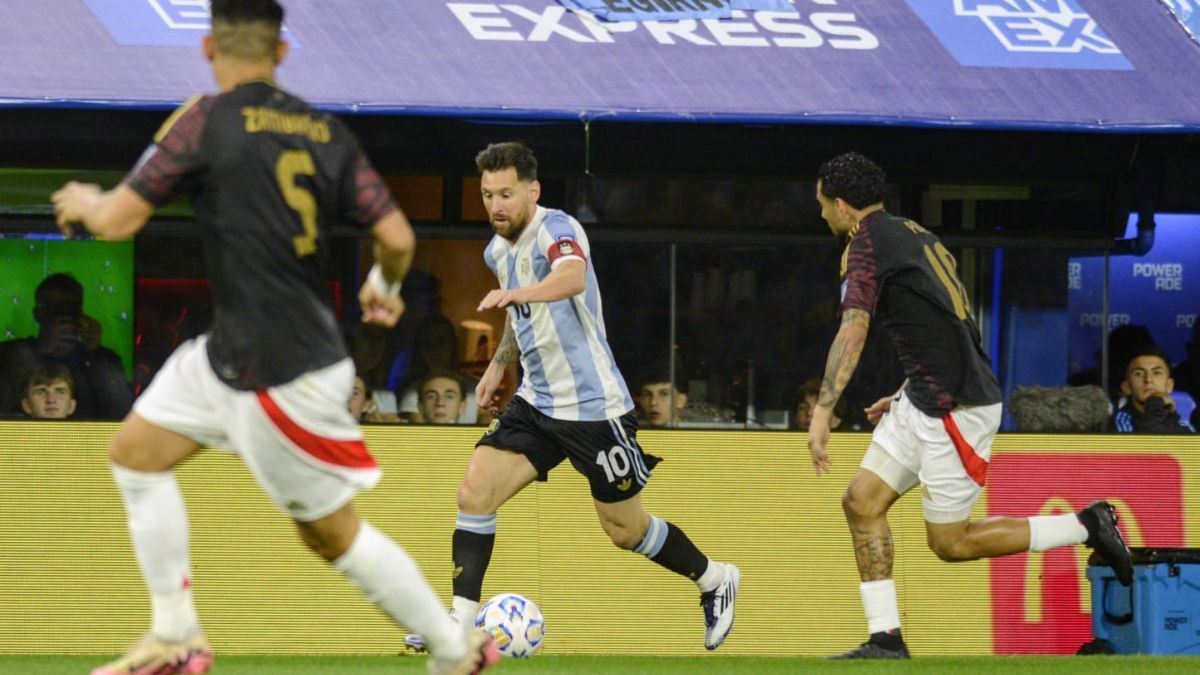 La Selección Argentina estrenó su camiseta retro en el partido ante Perú.