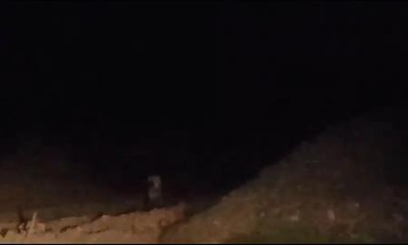 Un joven grabó el ataque de una aterradora figura en plena noche y el video es aterrador Un joven grabó el ataque de una aterradora figura en plena noche y el video es aterrador