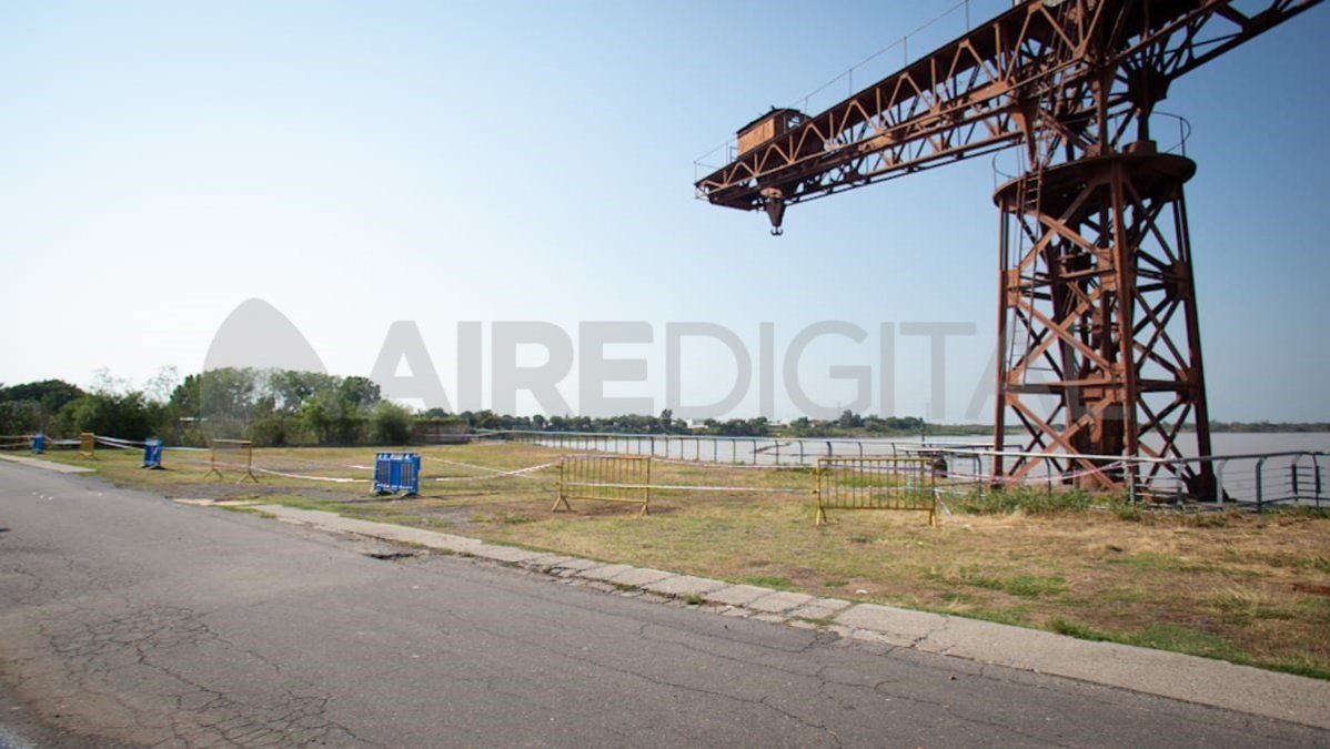 El área del derrumbe en el Dique II del Puerto de Santa Fe está cercada por seguridad.