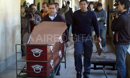 Entre ataúdes, la postal que dejó la matanza más cruel que registró el Servicio Penitenciario provincial. Entre ataúdes, la postal que dejó la matanza más cruel que registró el Servicio Penitenciario provincial.