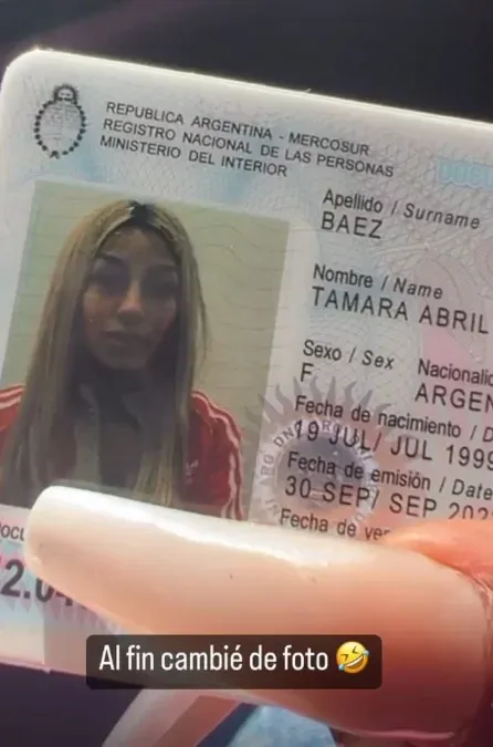 Tamara Báez mostró su nuevo DNI.