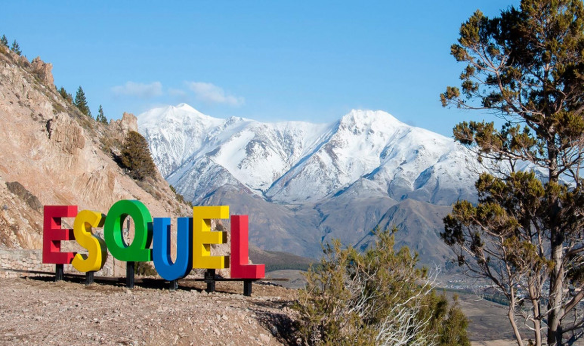 El acusado también agredió a otro hijo de la víctima y luego le rompió el auto.