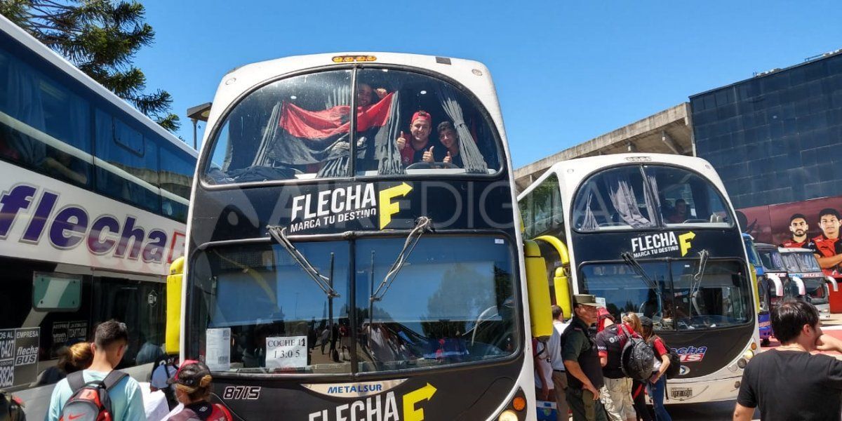 Los colectivos con hinchas de Col&oacute;n saliendo hacia Paraguay