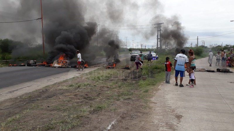 Un grupo de vecinos cortó Circunvalación Oeste a la altura de calle Mendoza