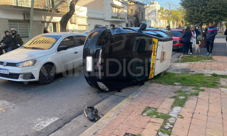 Volcó un taxi en Francia y Salvador Caputto que llevaba una pasajera. Volcó un taxi en Francia y Salvador Caputto que llevaba una pasajera.