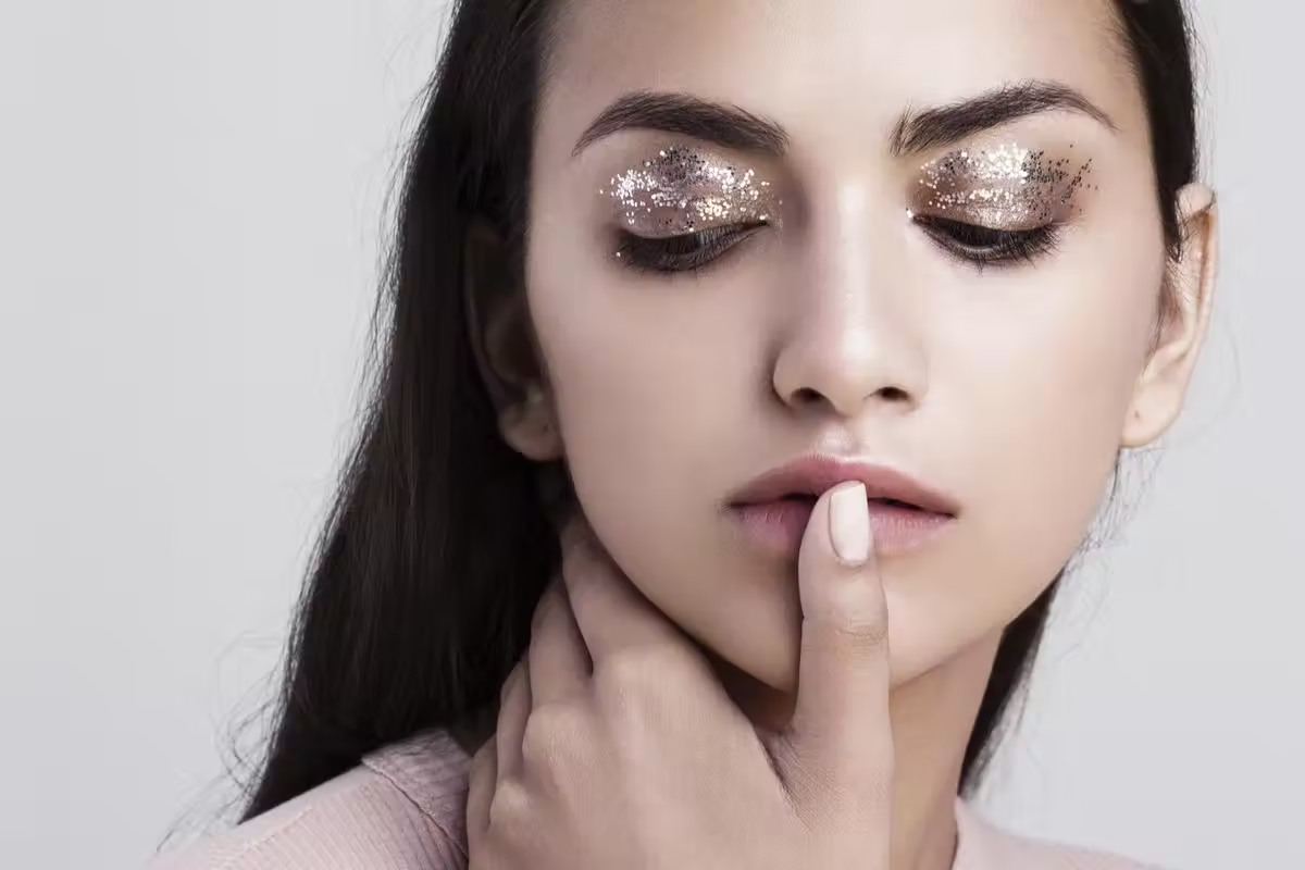 Glitter en el maquillaje: todo lo que necesitás saber para una aplicación exitosa