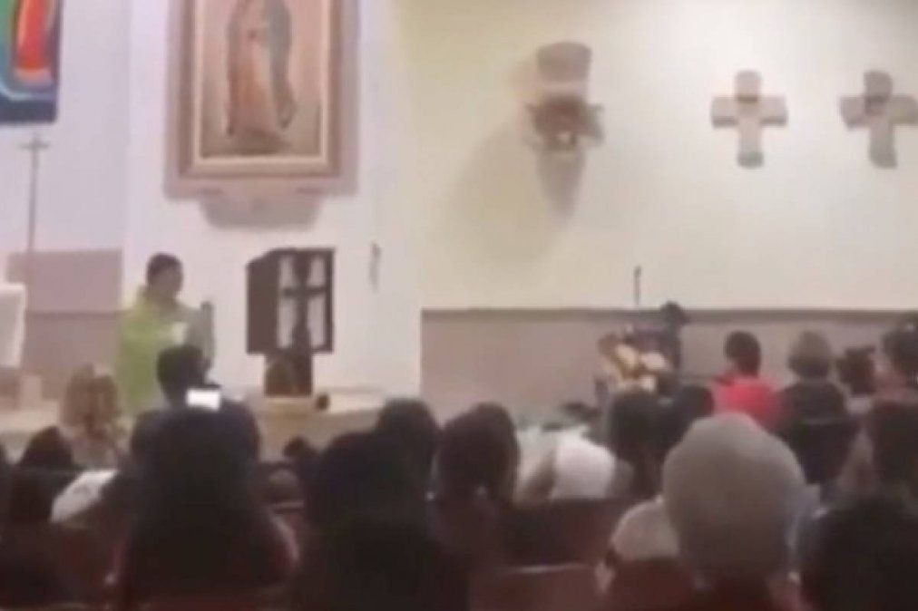 En plena misa, los asistentes cantaron Tusa y muchos lo reprochan