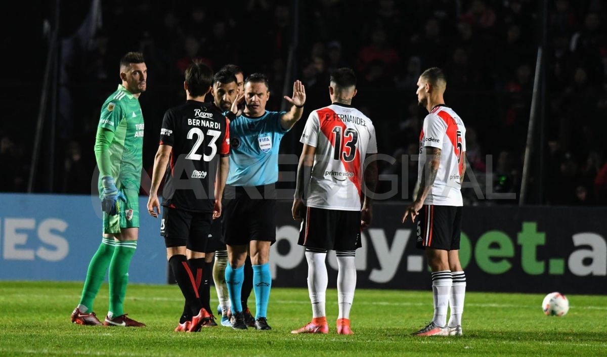 Patricio Loustau conversa con el VAR sobre la jugada del gol de Ramón Ábila.