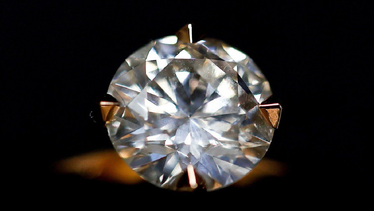 Una mujer casi tira a la basura un diamante de 2,7 millones de dólares creyendo que era una baratija