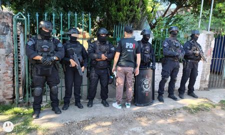 La PDI detuvo a dos personas tras una serie de allanamientos en Santa Rosa de Lima por un robo millonario. La PDI detuvo a dos personas tras una serie de allanamientos en Santa Rosa de Lima por un robo millonario.