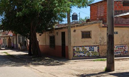 Este domingo por la madrugada un adolescente fue asesinado a balazos en la zona sudoeste de la ciudad de Rosario. La víctima tenía 16 y el crimen ocurrió en la vía pública. Este domingo por la madrugada un adolescente fue asesinado a balazos en la zona sudoeste de la ciudad de Rosario. La víctima tenía 16 y el crimen ocurrió en la vía pública.