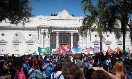 El fuerte operativo policial dispuesto por el gobierno provincial no impidió que se registren desmanes en la Legislatura durante la sesión por la reforma jubilatoria. El fuerte operativo policial dispuesto por el gobierno provincial no impidió que se registren desmanes en la Legislatura durante la sesión por la reforma jubilatoria.