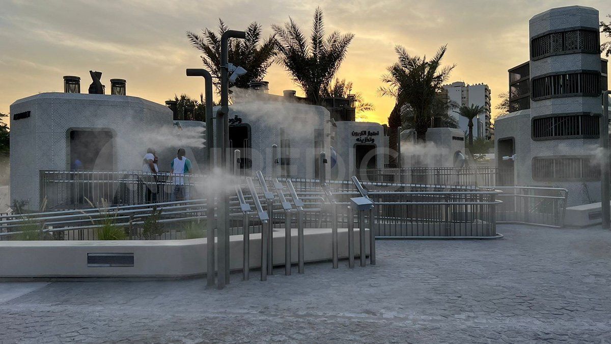 El parque está repleto de aspersores de agua que lo mantienen frío.