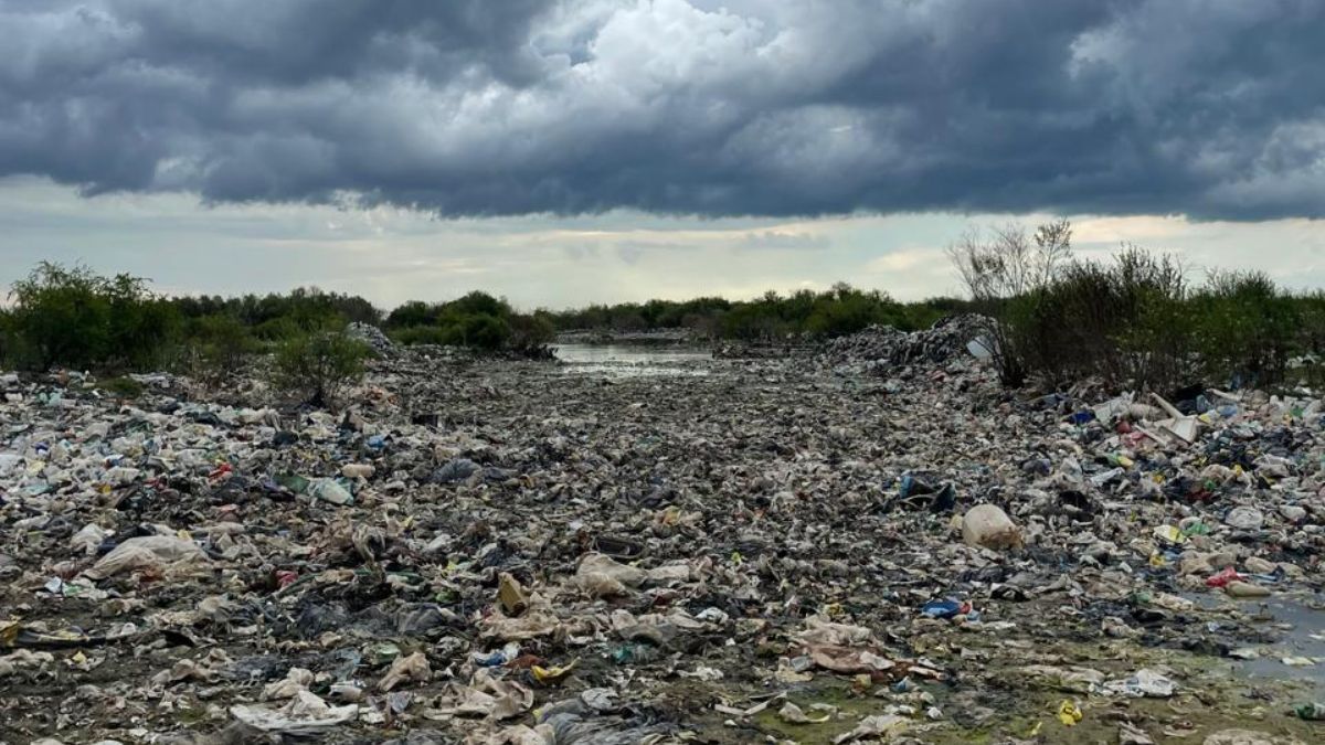 Durante 2024 se denunció la presencia de un basural junto a la Laguna Setúbal en la ciudad de San José del Rincón. Debió intervenir el Ministerio de Ambiente de la Provincia para erradicarlo.