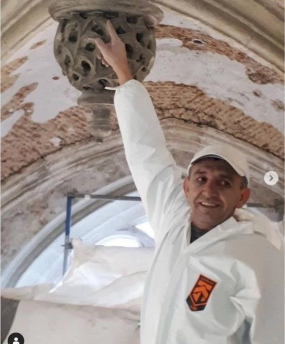 El obrero indica el lugar donde encontró la carta (Instagram).