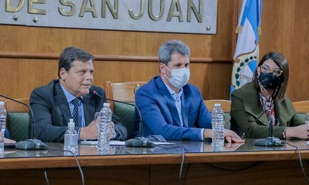 El gobernador de San Juan, Sergio Uñac, y la titular de la Agencia Nacional de Materiales Controlados (ANMaC), Natasha Loizou, firmaron hoy un convenio por el cual la provincia adhirió a la iniciativa de recuperar y destruir armas en su territorio. El gobernador de San Juan, Sergio Uñac, y la titular de la Agencia Nacional de Materiales Controlados (ANMaC), Natasha Loizou, firmaron hoy un convenio por el cual la provincia adhirió a la iniciativa de recuperar y destruir armas en su territorio.