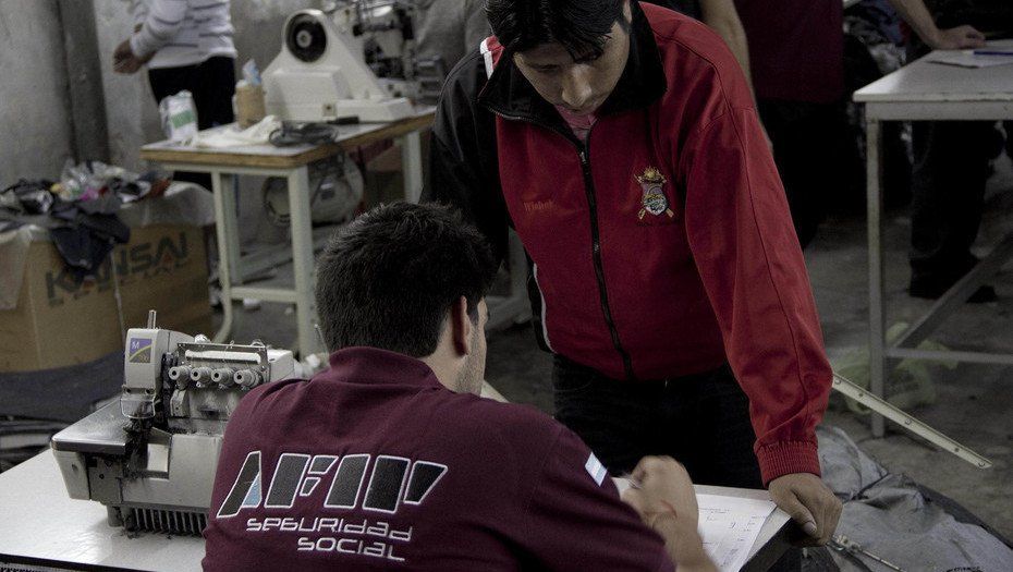 Quienes trabajan en negro cobran menos de la mitad que los empleados en blanco