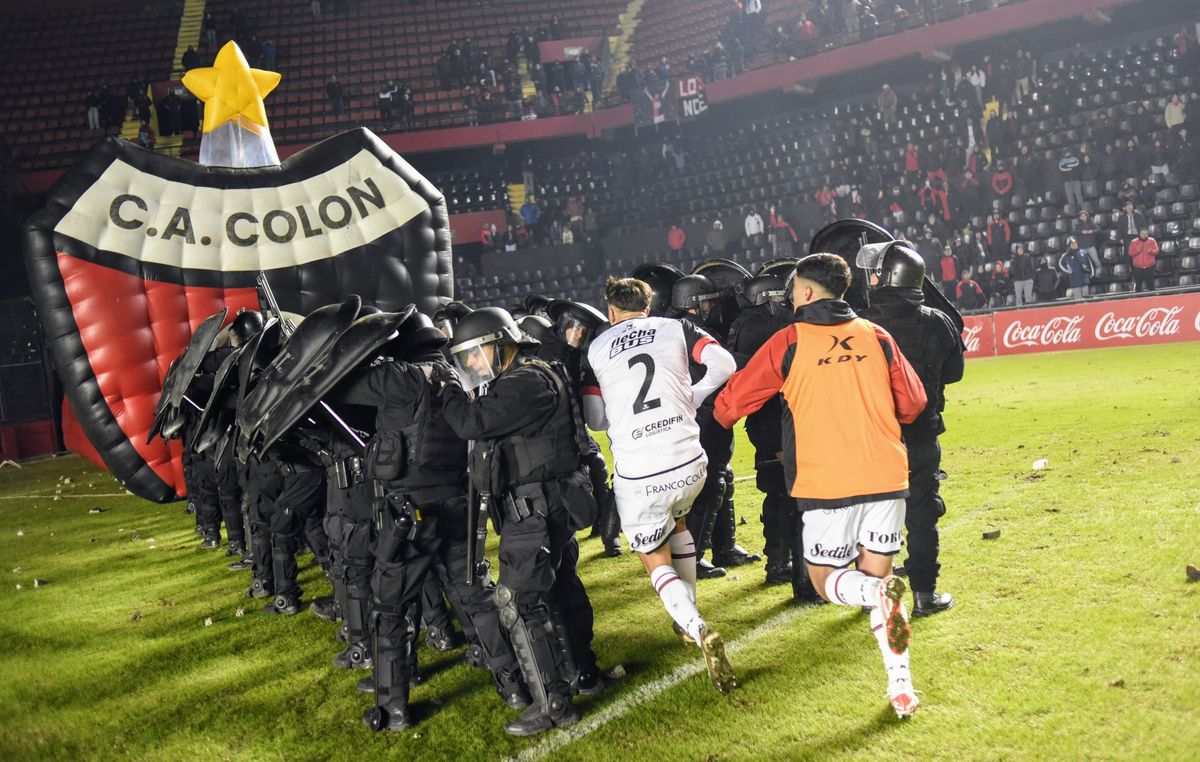El partido de Colón ante Mitre se suspendió a los 34 minutos del complemento y los jugadores debieron salir escoltados por la policía.