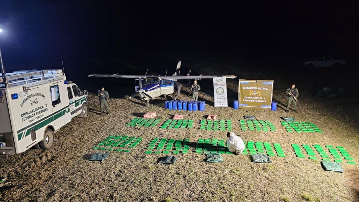 La avioneta con más de 300 kilos de cocaína fue hallada en zona rural de Villa Eloísa, a unos 100 kilómetros de Rosario. La avioneta con más de 300 kilos de cocaína fue hallada en zona rural de Villa Eloísa, a unos 100 kilómetros de Rosario.