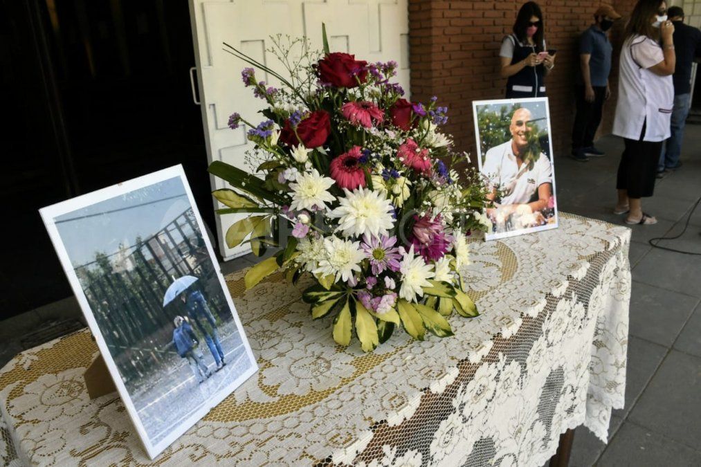 Dolor y conmoción en la puerta de la escuela Boneo por el asesinato del maestro de 48 años. 