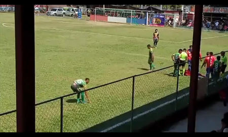 Un futbolista se golpeó a sí mismo con una piedra y armó un escándalo Un futbolista se golpeó a sí mismo con una piedra y armó un escándalo