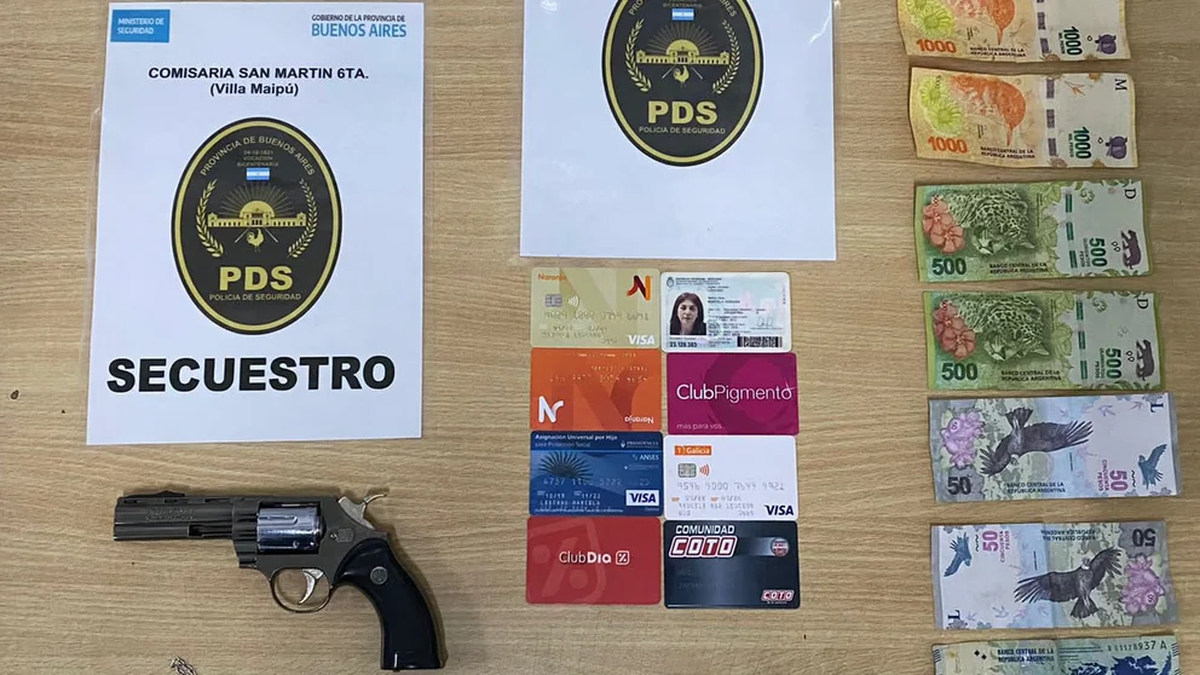 Parte de lo secuestrado por la Policía Bonaerense tras detener a los delincuentes que quisieron realizar una entradera a una vecina del barrio Villa Maipú, en el partido bonaerense de San Martín.