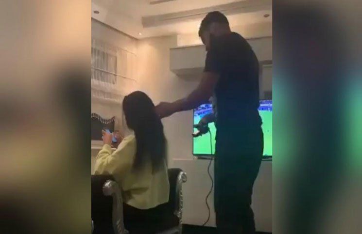 Le planchaba el pelo a su novia mientras miraba fútbol, y el desenlace fue trágico