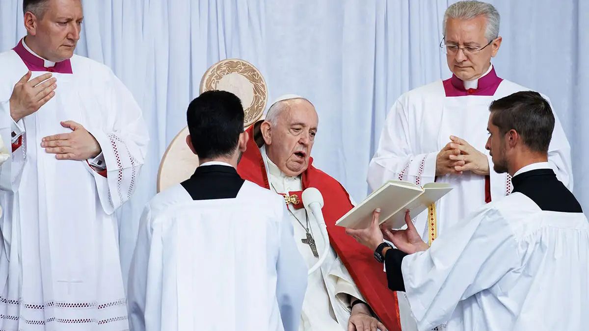 El Papa viajó a Canadá para ratificar ese pedido de perdón, algo que hacerlo en el suelo de ese país norteamericano tiene enorme significación para los sobrevivientes.