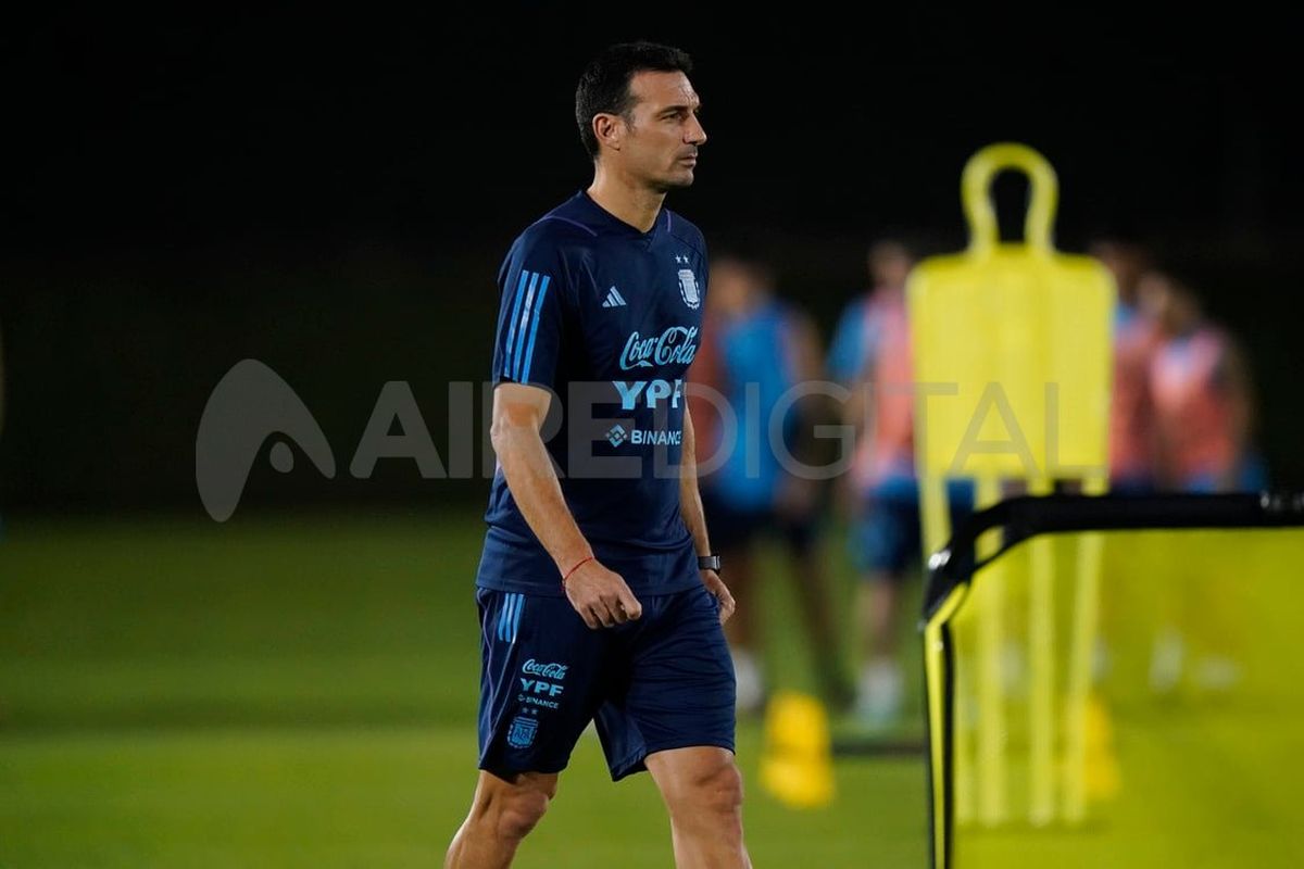 El entrenador de la Albiceleste tuvo contacto con los medios en el centro nacional de Convenciones de Qatar. Admitió que evalúa cambios para jugar contra México y aseguró que Messi está bien: