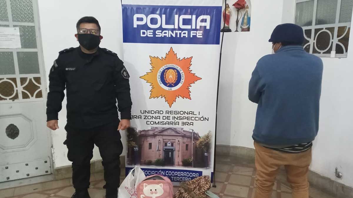 Detenido en Alvear 3500 por romper la ventanilla y robar pertenencias del interior de un auto estacionado.