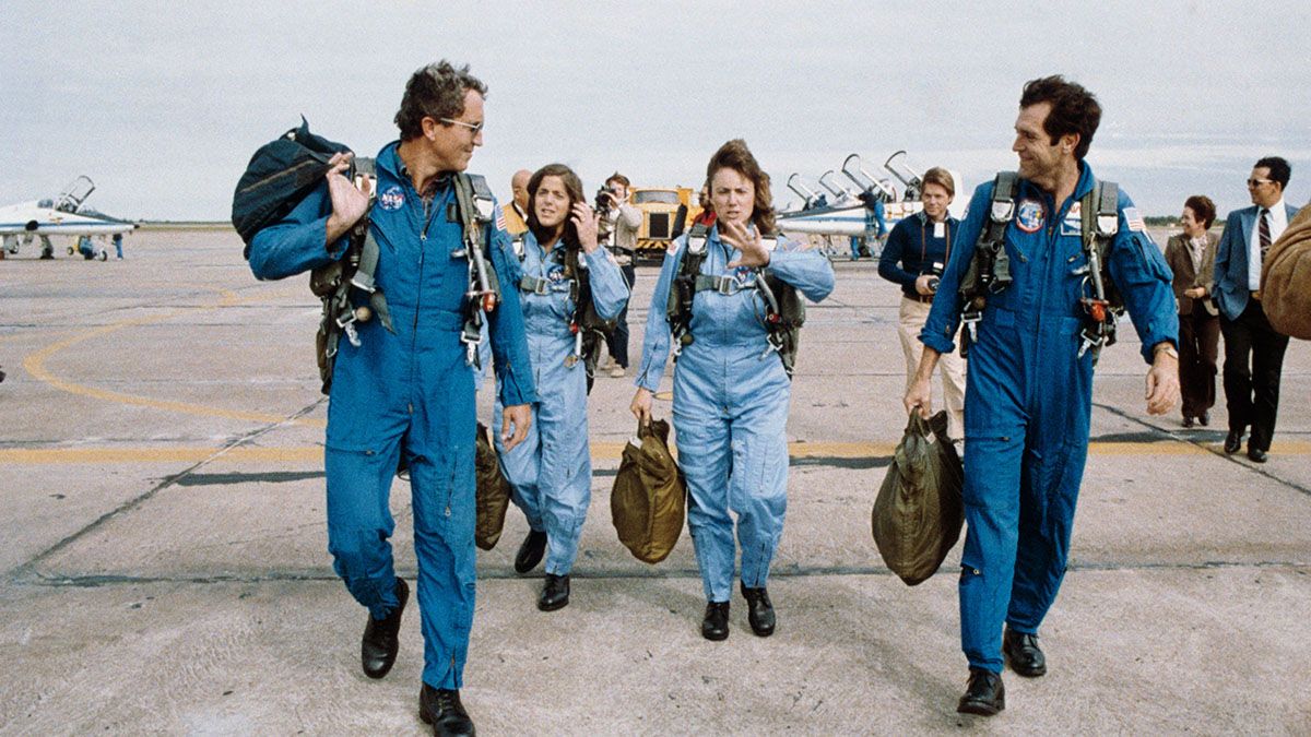 Christa McAuliffe (centro derecha), parte del Proyecto Profesor en el Espacio (Teachers in Space) , y Barbara R. Morgan (centro izquierda), su reemplazante, y los astronautas Francis R. (Dick) Scobee (derecha), comandante de misión y Michael J. Smith, piloto. La foto fue tomada por Keith Meyers del New York Times.