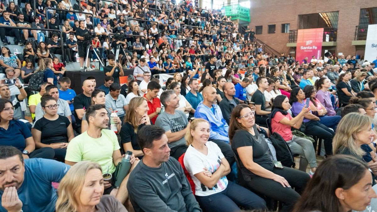 El programa incluye plenarios, entrevistas y talleres sobre entrenamiento, rendimiento, adolescencia y educación digital, con la participación de especialistas de distintas áreas. El programa incluye plenarios, entrevistas y talleres sobre entrenamiento, rendimiento, adolescencia y educación digital, con la participación de especialistas de distintas áreas.
