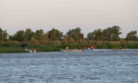 Operativo de búsqueda en el río Coronda, en la zona donde desapareció el joven. Foto: Coronda Registrada. Operativo de búsqueda en el río Coronda, en la zona donde desapareció el joven. Foto: Coronda Registrada.
