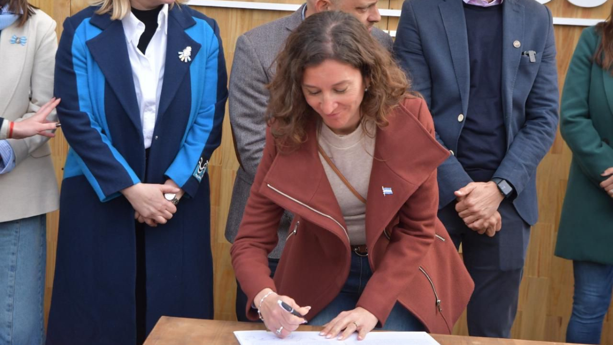 la senadora provincial Leticia Di Gregorio acompañó a localidades del departamento General López en la firma de convenios Caminos Productivos.