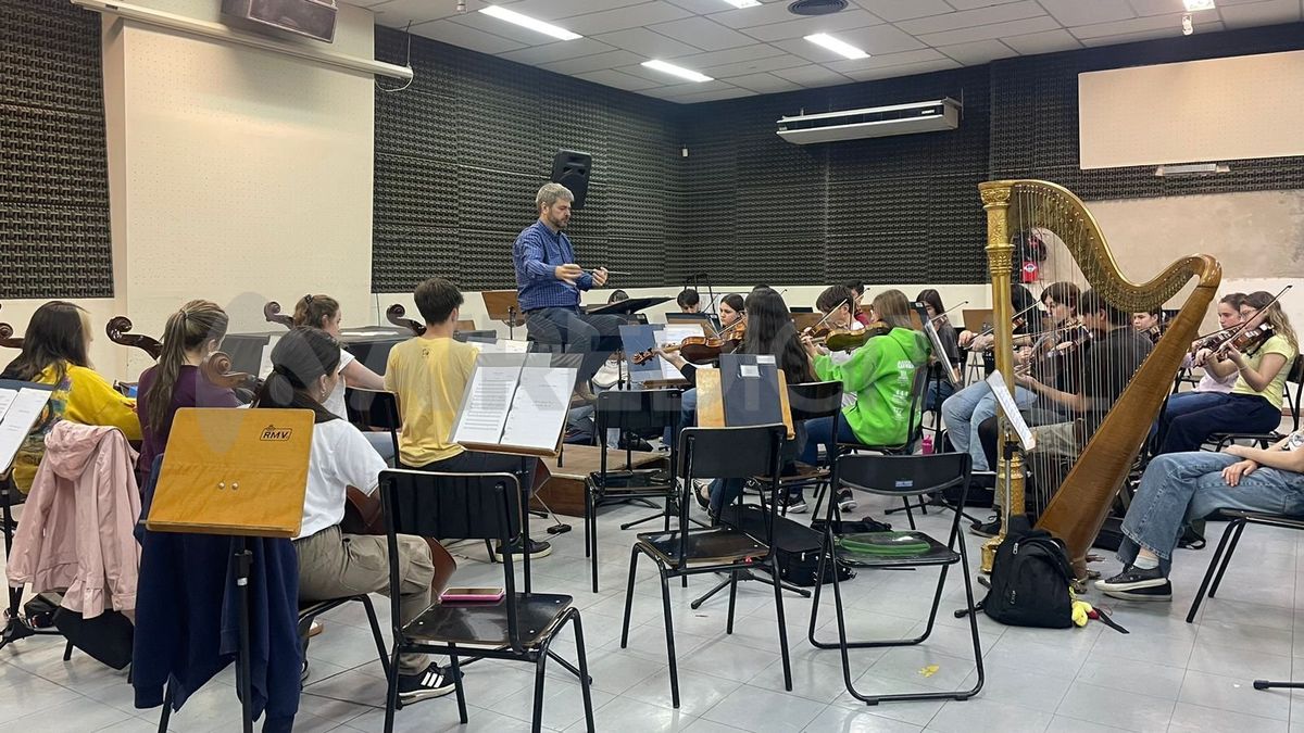 El ensayo de la Orquesta Sinfónica Juvenil en la Escuela Provincial de Música N.° 9901.