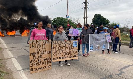 Los familiares de Mónica Aquino interrumpieron el tránsito en el ingreso a la ciudad de Santa Fe en reclamo de la aparición de la mujer de 29 años. Los familiares de Mónica Aquino interrumpieron el tránsito en el ingreso a la ciudad de Santa Fe en reclamo de la aparición de la mujer de 29 años.