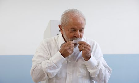 Lula votó en San Pablo y dijo que Brasil elige un modelo de país y de vida Lula votó en San Pablo y dijo que Brasil elige un modelo de país y de vida