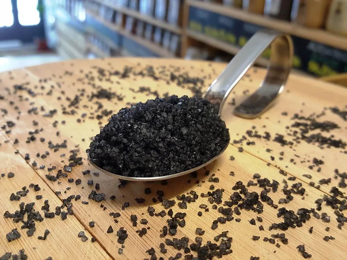 La sal negra está compuesta por minerales como el azufre, el hierro, el cloruro de sodio, el cloruro de potasio y diversos compuestos sulfurosos. 