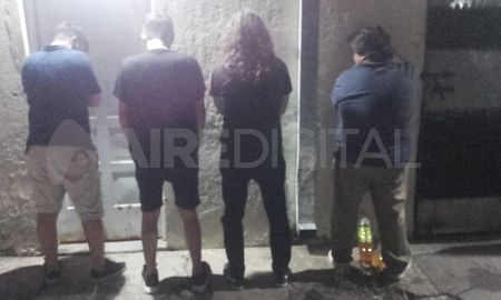 Los oficiales detuvieron a cuatro personas como organizadoras de la fiesta. Los oficiales detuvieron a cuatro personas como organizadoras de la fiesta.