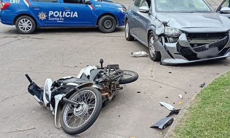 Una moto y un auto chocaron en la intersección de Alvear y Quintana. Una moto y un auto chocaron en la intersección de Alvear y Quintana.