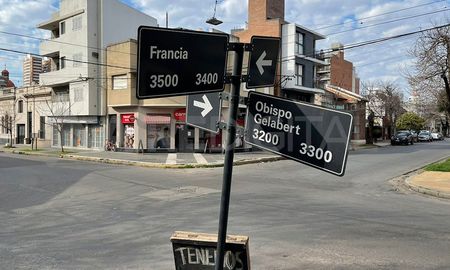 El ladrón fue interceptado sobre los techos de una vivienda en Francia al 3300. El ladrón fue interceptado sobre los techos de una vivienda en Francia al 3300.