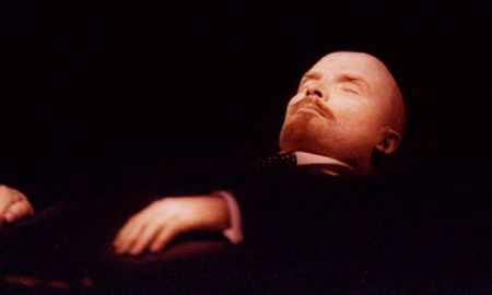 La momia de Vladímir Ilich Uliánov, Lenin, revolucionario, teórico político y comunista ruso. La momia de Vladímir Ilich Uliánov, Lenin, revolucionario, teórico político y comunista ruso.