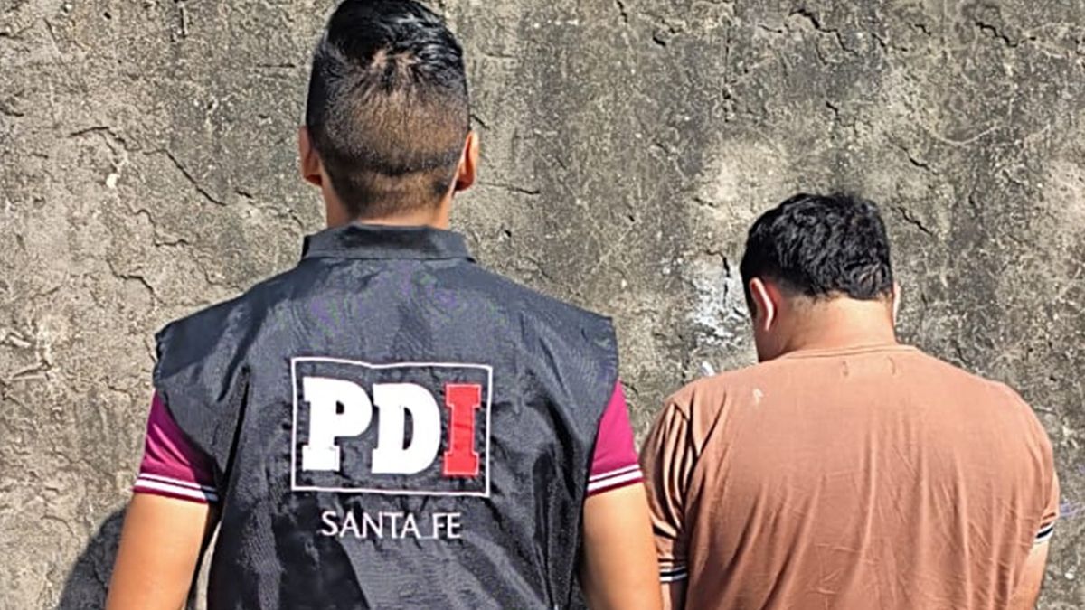 El detenido junto con uno de los agentes de la PDI que participó del arresto.&nbsp;