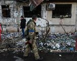 Uno de los requisitos impuestos por el ejército ucraniano para que los periodistas puedan llegar a la capital, Kiev, es llevar chaleco antibalas. Uno de los requisitos impuestos por el ejército ucraniano para que los periodistas puedan llegar a la capital, Kiev, es llevar chaleco antibalas.