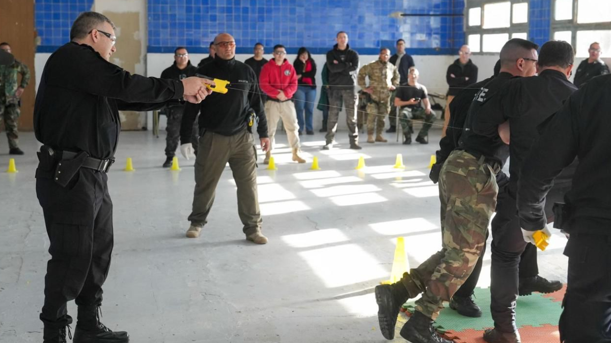 Además, los efectivos que recibirán las pistolas Taser han pasado por una capacitación. Además, los efectivos que recibirán las pistolas Taser han pasado por una capacitación.