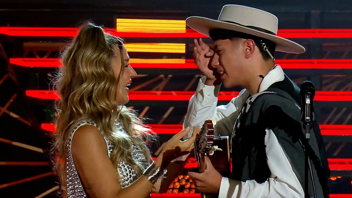 El joven de 17 años se presentó con ropa de campo e impresionó al jurado con su voz antes del anuncio de la cantante.