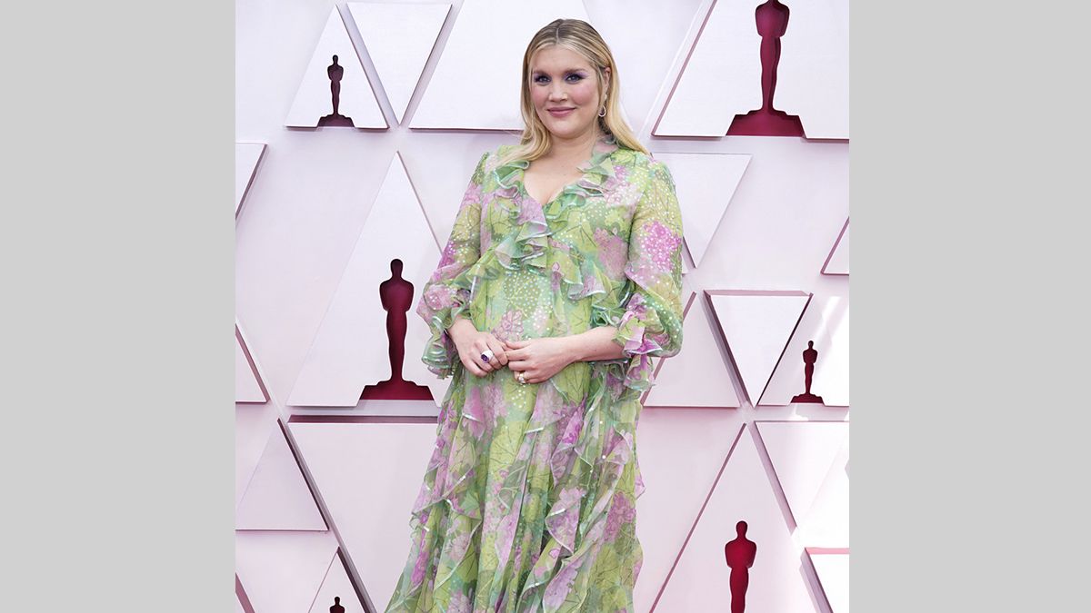 Emerald Fennell en la alfombra roja de los Oscars 2021.